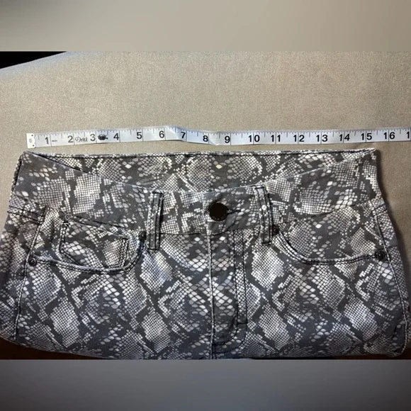 Seven 7 Stylish Snake Print Skinny Jeans - size 8. - Picture 10 of 10